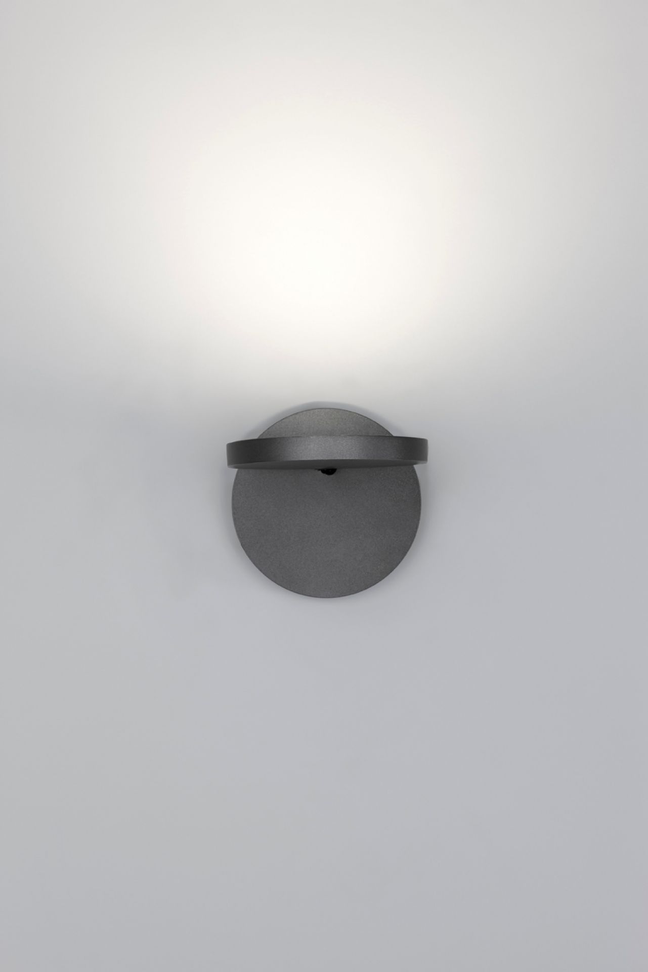 Anthrazitgraue Demetra Faretto Wandleuchte von Artemide, modernes Design für indirekte Beleuchtung im Innenbereich.