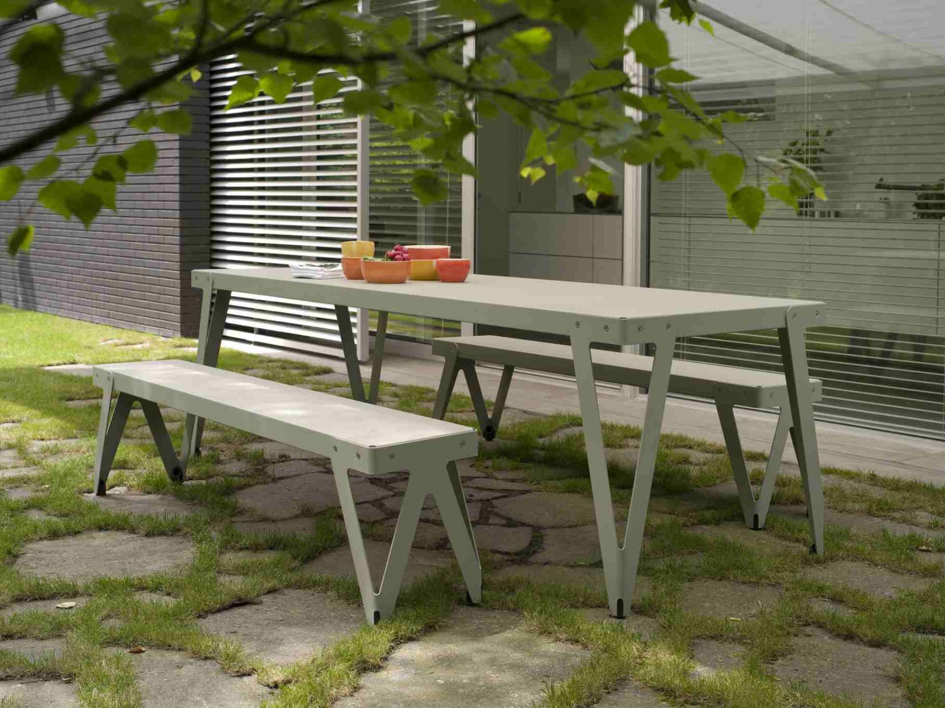 Lloyd Bench: Moderne Outdoor Bank aus Metall für Garten und Terrasse.