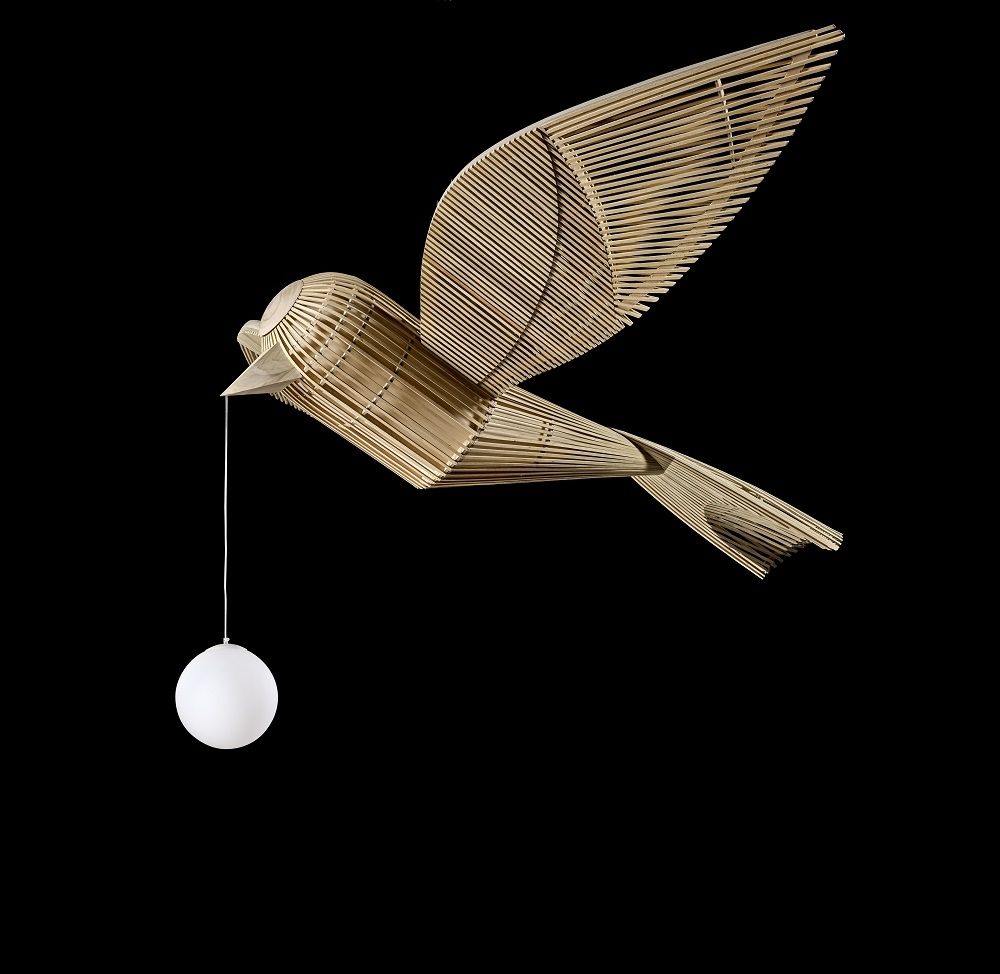 Big Bird Leuchte: Holzskulptur eines fliegenden Vogels mit dimmbarer, kugelförmiger Pendelleuchte.