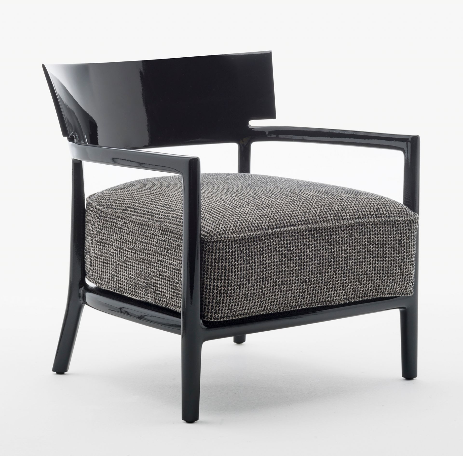 Schwarzer Cara Sessel von Kartell mit gemustertem Sitzkissen, moderner Design Sessel für Wohnzimmer.