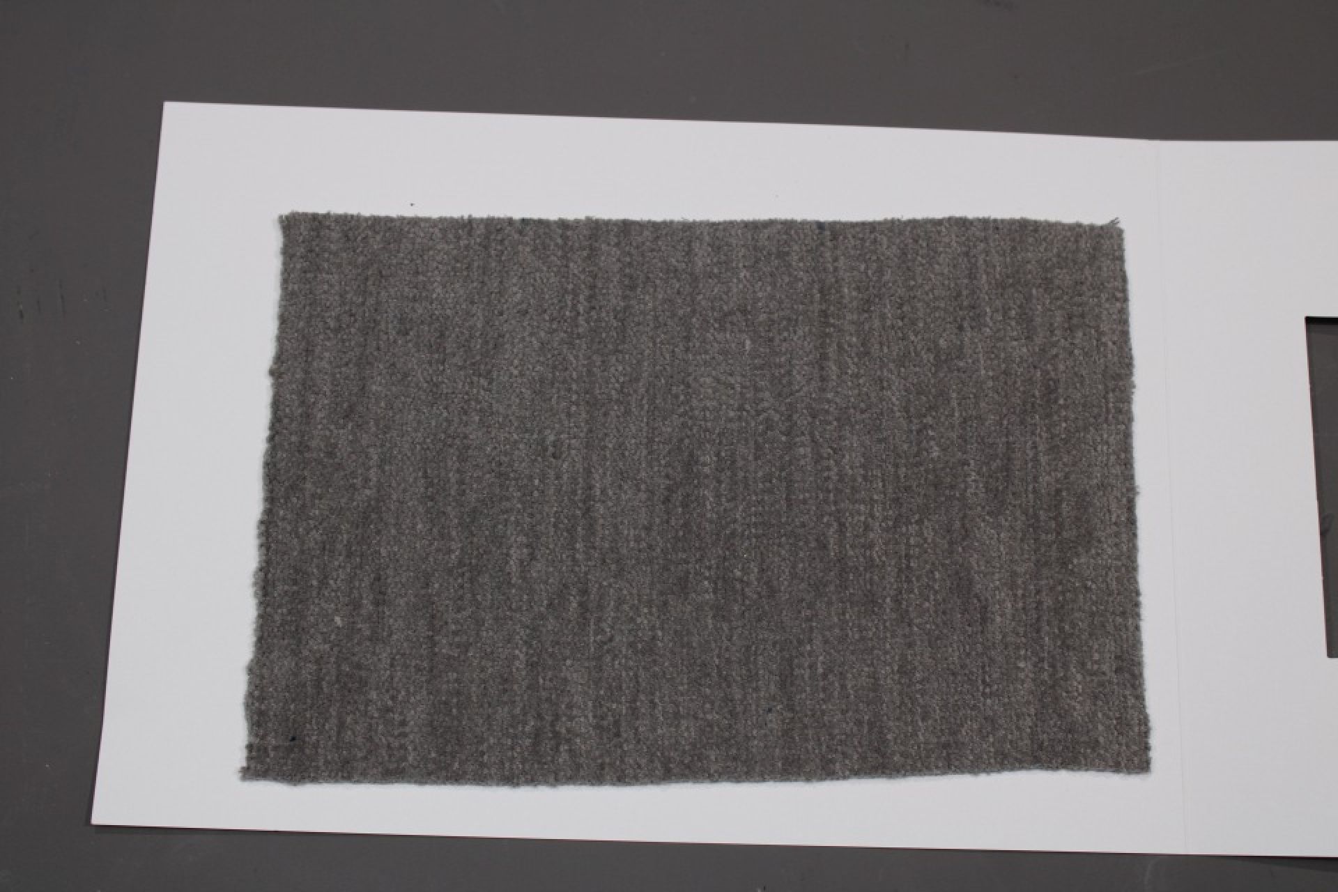Stoffmusterkarte Cor Gruppe 81: Grauer, gewebter Stoff für Möbel und Polster.