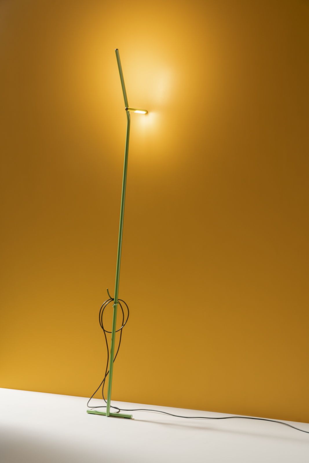 Grüne Gru Stehleuchte von Martinelli Luce, modernes Design für Wohnzimmer und Schlafzimmer.