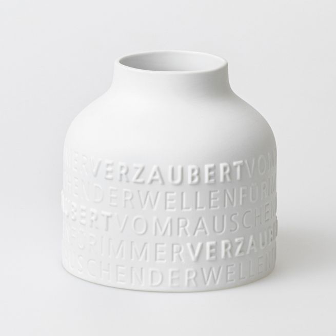 Weiße Räder Vase "Für immer verzaubert" aus Porzellan mit geprägten Schriftzug, modernes Design für Wohnaccessoires.