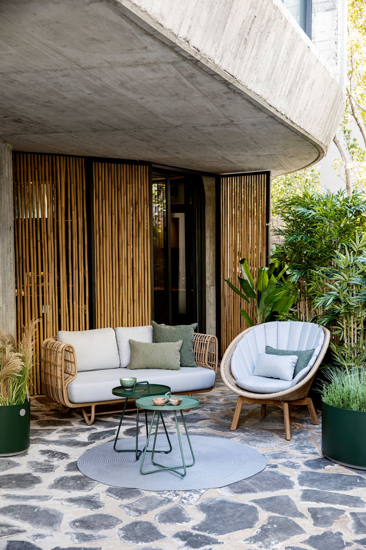 Nest Outdoor Sofa von Cane-Line: 2-Sitzer Rattan Gartensofa mit Sessel und Beistelltischen.