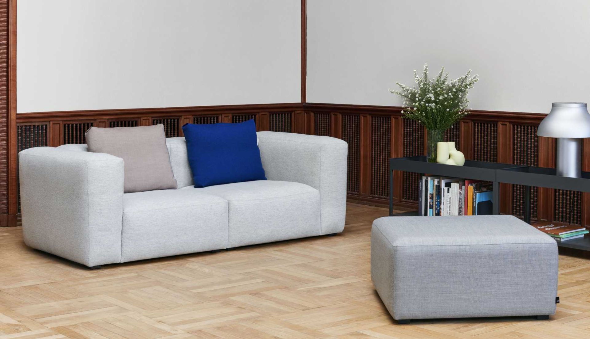 Mags Ottoman in Warmgrau: Moderner Hocker/Fußhocker aus Stoff, passend zum Sofa im Wohnzimmer.