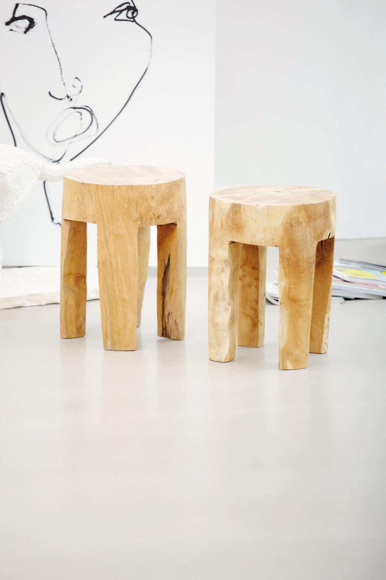 Zwei helle, eckige Java Hocker von Jan Kurtz aus massivem Teakholz im minimalistischen Design.