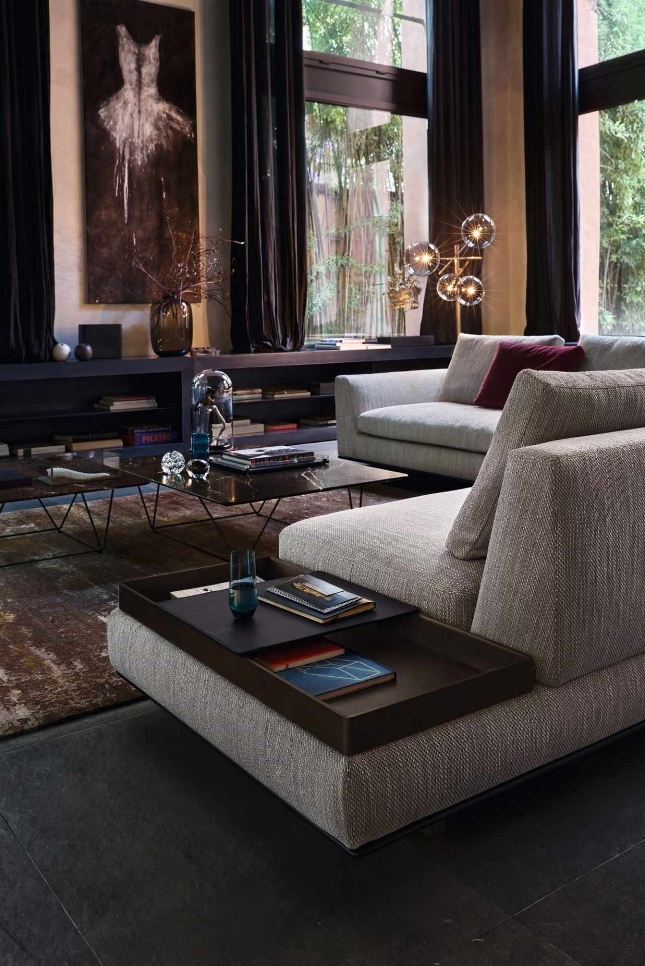 Detailaufnahme: Walter Knoll Oki Table Couchtisch mit Ablagefläche im modernen Wohnzimmer.