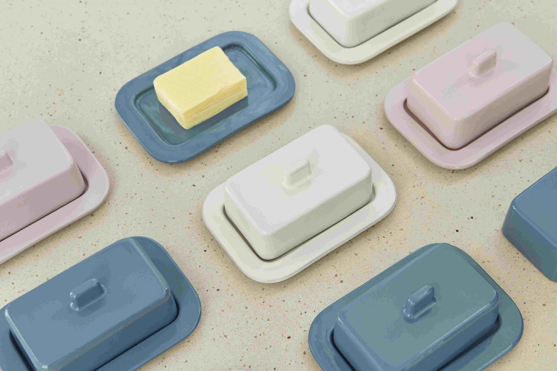 Mehrere Hay Butterdosen in Rosa, Blau und Weiß, eine mit Butterstück. Keramik Butterdose.