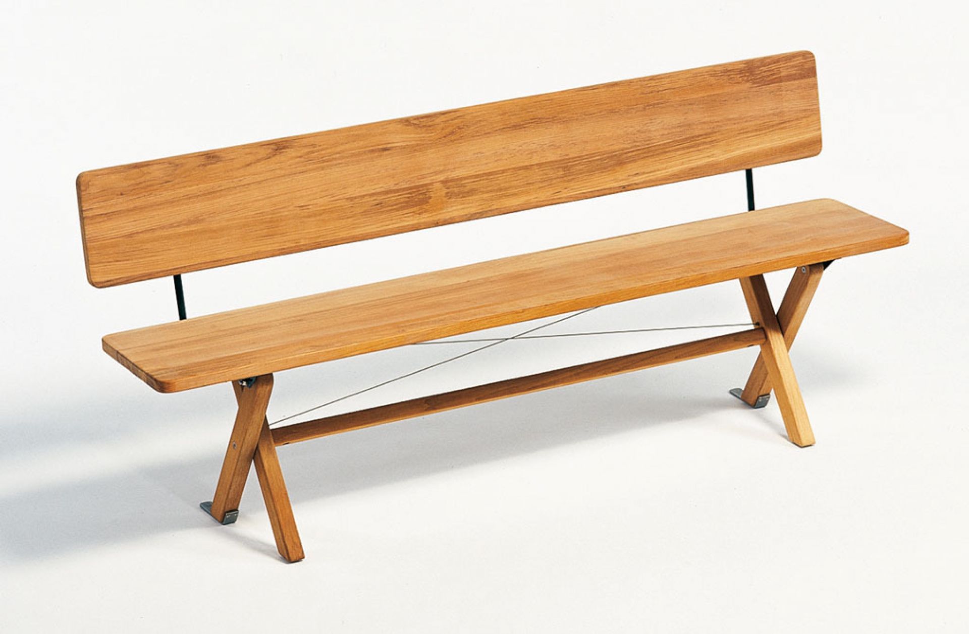 Weishäupl Cross Bank klappbar, 180 cm breit, mit Rückenlehne aus hellem Holz. Gartenbank für den Außenbereich.