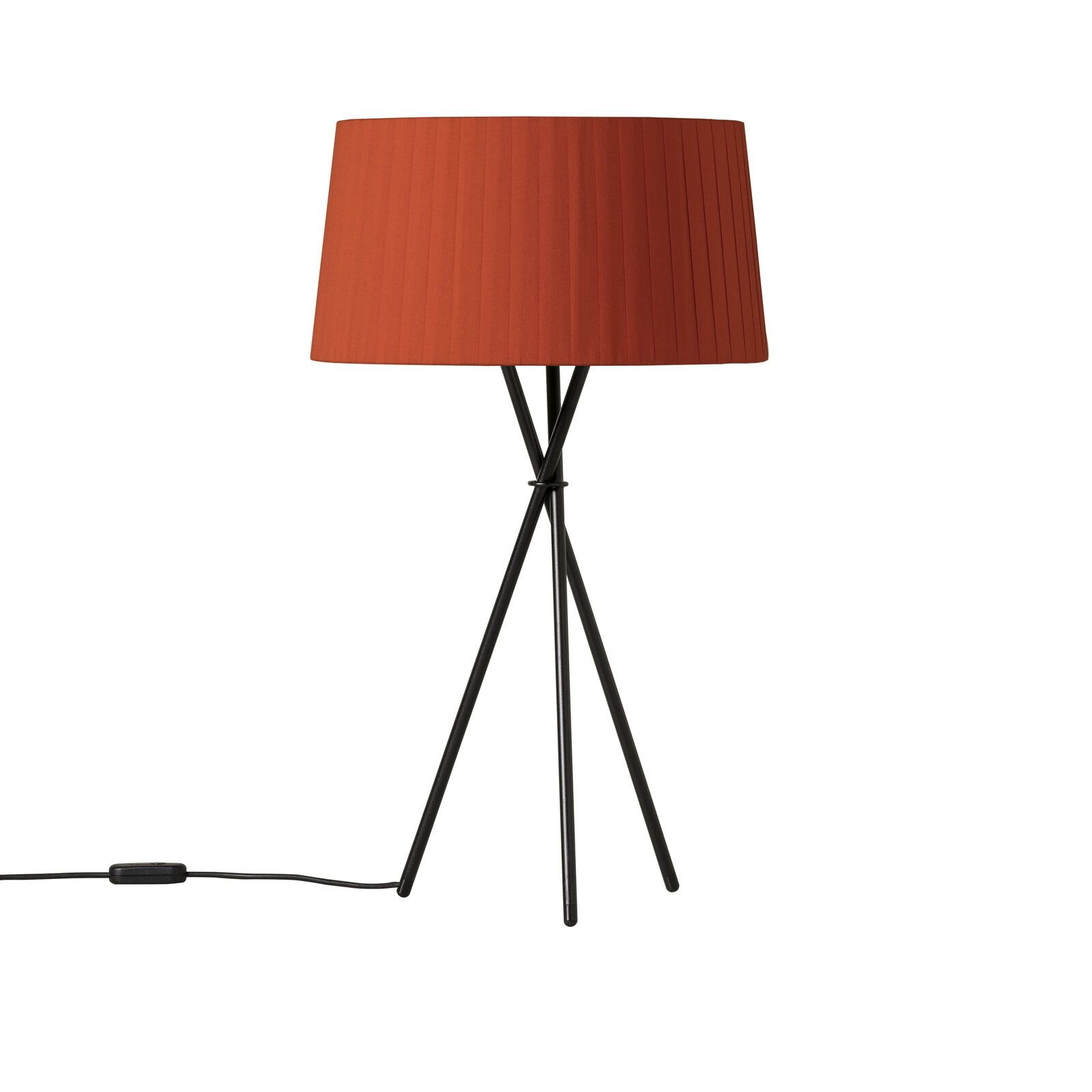 Tripode G6 Tischleuchte von Santa & Cole mit bernsteinfarbenem Stoffschirm und schwarzem Stativfuß.