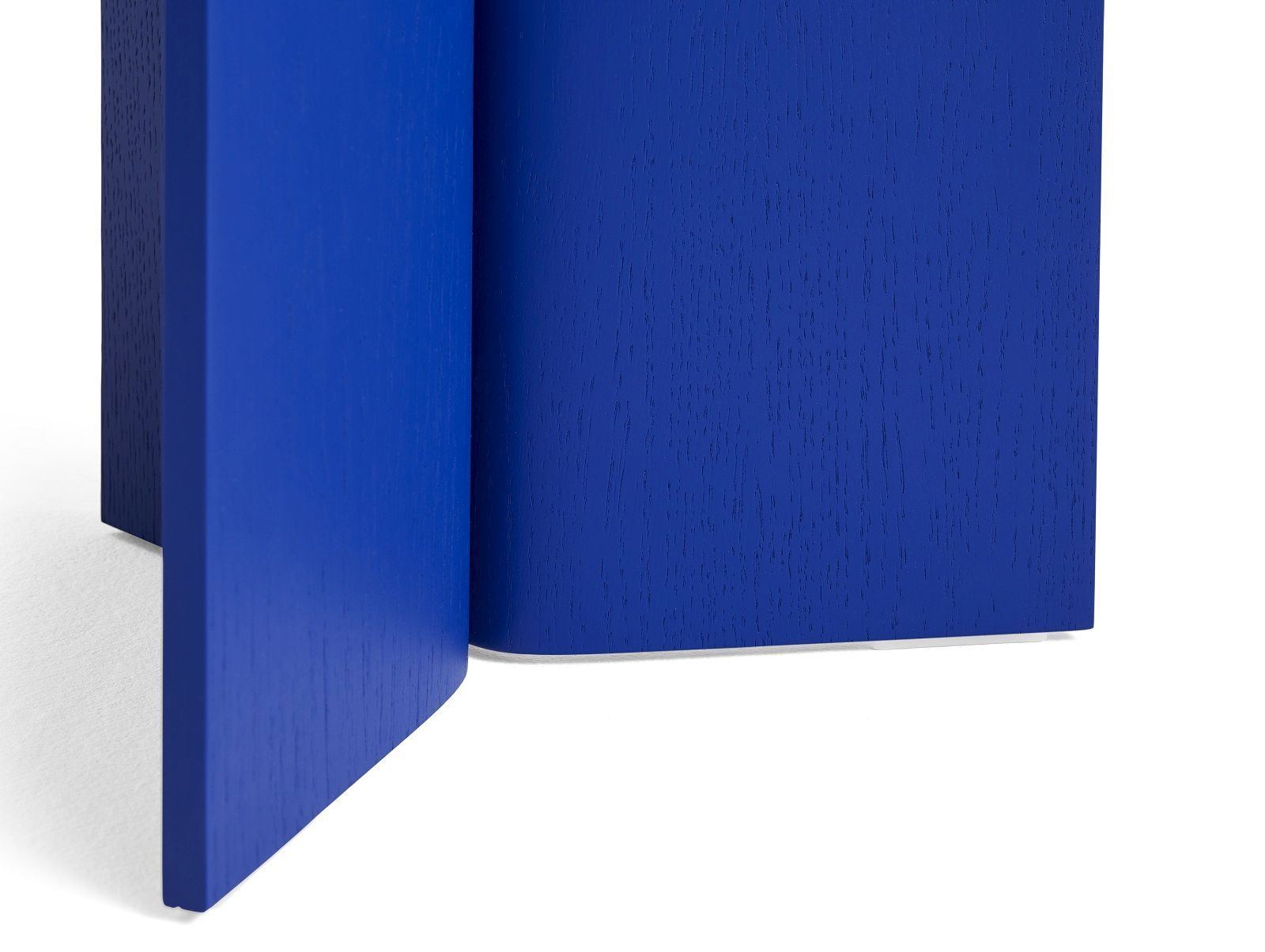 Detailaufnahme des blauen Hay Slit Table Wood Round High Beistelltischs aus Holz.