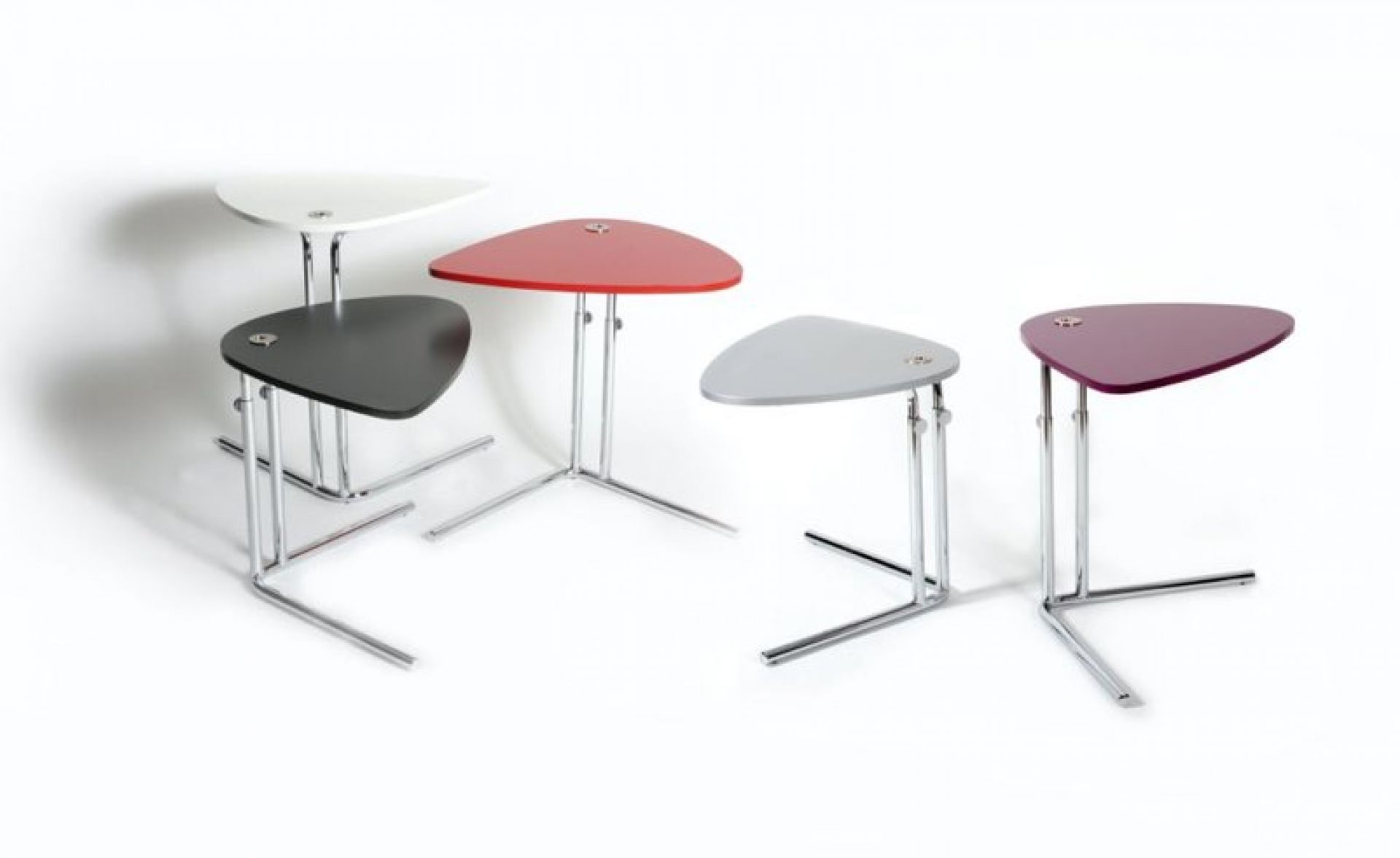 K22L Tecta Beistelltisch: Fünf farbige, dreieckige Tische mit verchromtem Stahlrohrgestell auf weißem Hintergrund.