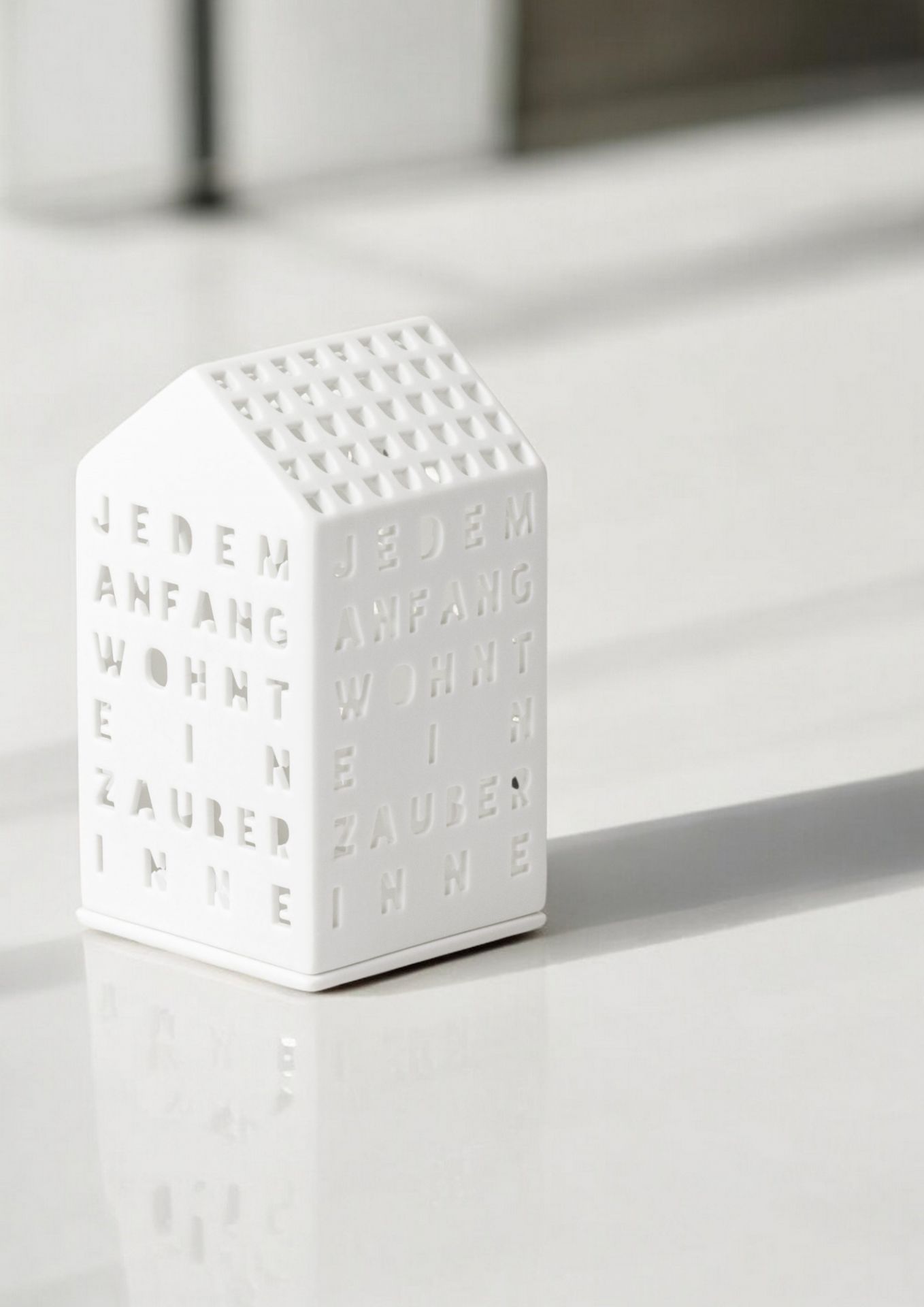 Weißes Lichthaus "Jedem Anfang wohnt ein Zauber inne" von Räder, stimmungsvolle Dekoration für Zuhause.