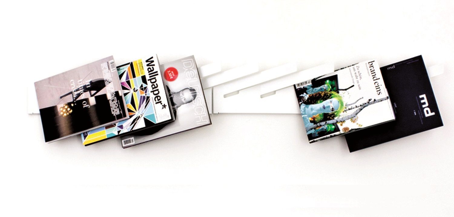 Weißer Mr_Magazinhalter von Müller Möbelwerkstätten mit Magazinen, modernes Wandregal für Zeitschriften und Magazine.