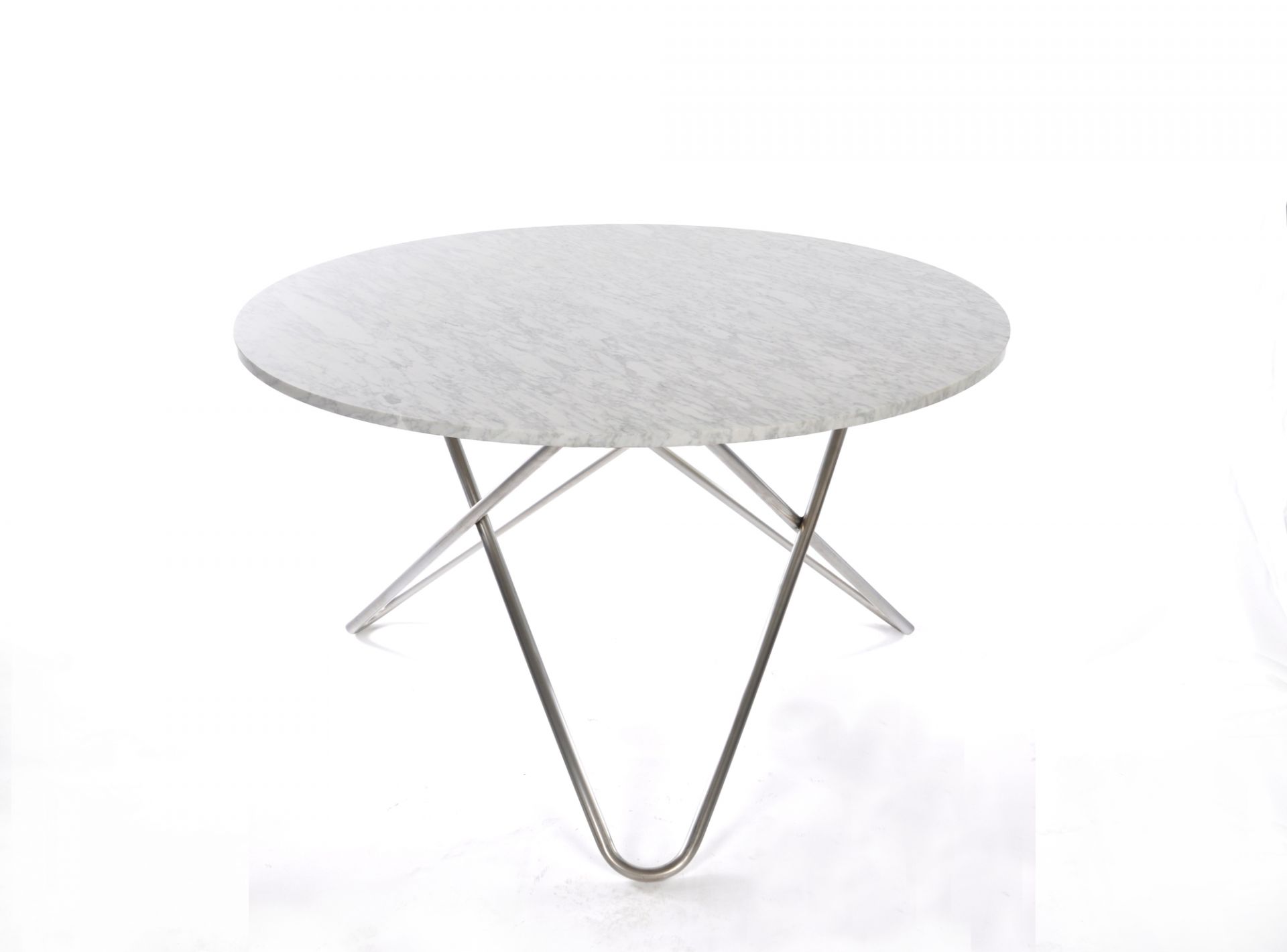 Big O Tisch von Ox Denmarq: Runder Marmortisch mit filigranem Stahlgestell.