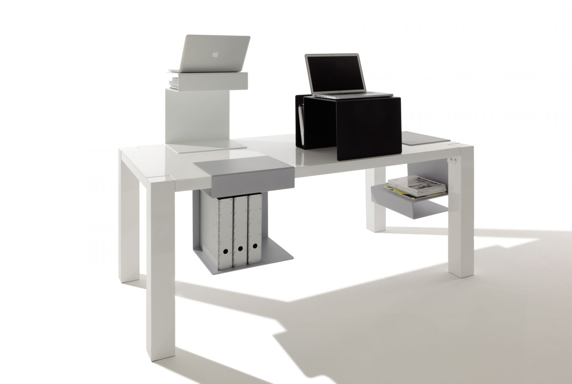 Huk Beistelltisch von Müller Möbelwerkstätten mit Laptop, Ablagen und Ordnern in modernem Design.