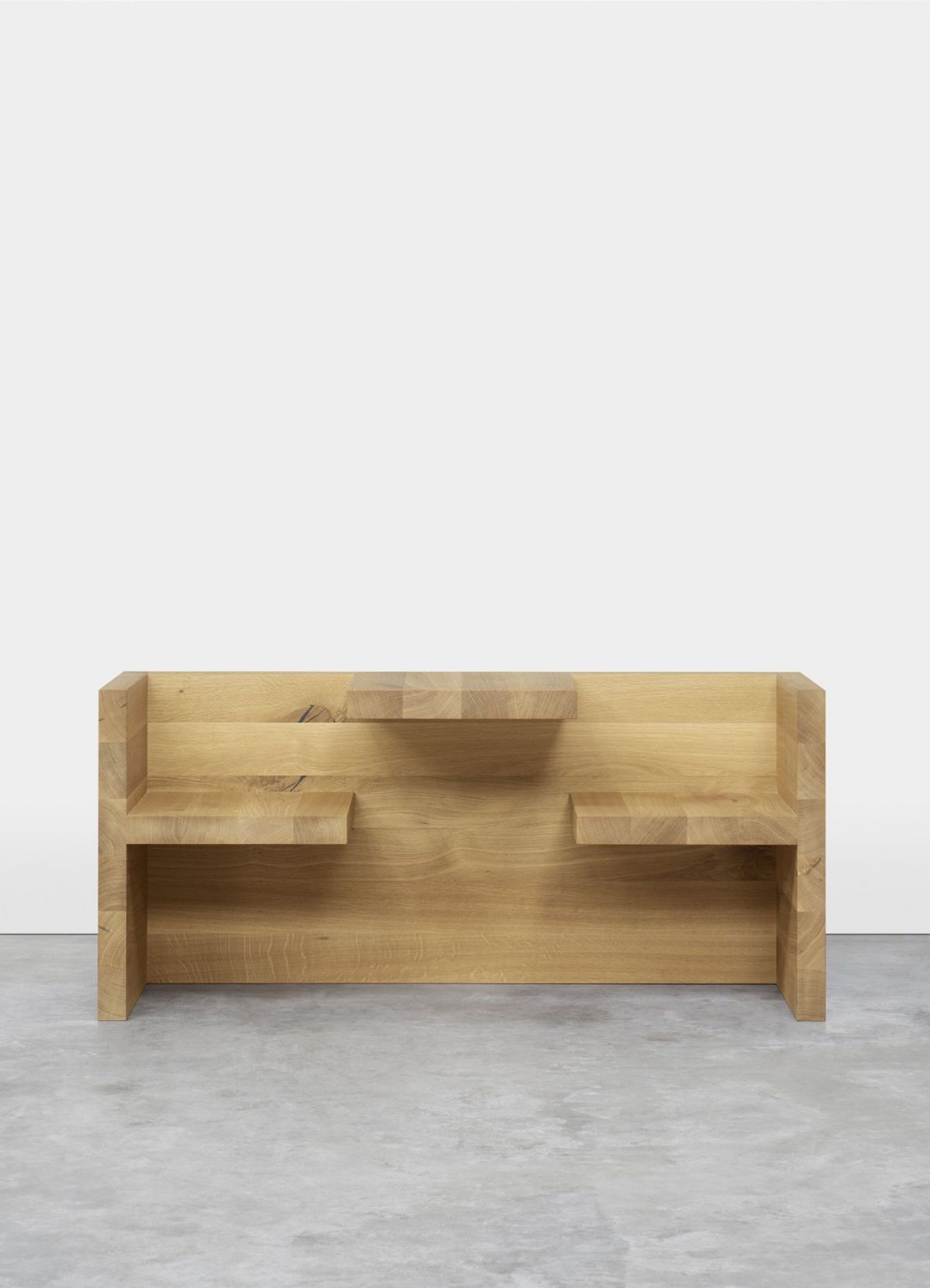 HP01 Tischbank von e15: Moderne Holzbank mit Rückenlehne und integrierten Ablageflächen.