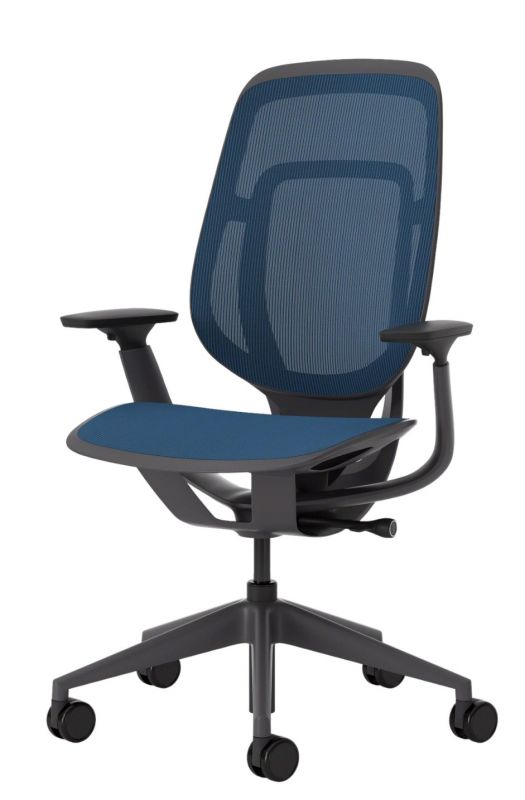 Blauer Karman Bürostuhl von Steelcase mit Netzrücken und verstellbaren Armlehnen für ergonomisches Sitzen.