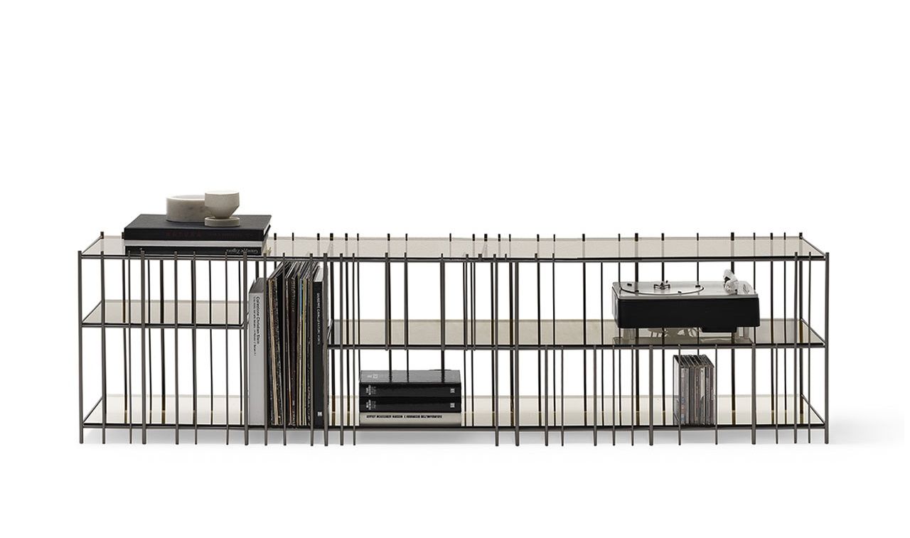 Metrica TV Schrank von Mogg: Moderner TV-Tisch mit Glasablagen und filigranem Metallgestell.