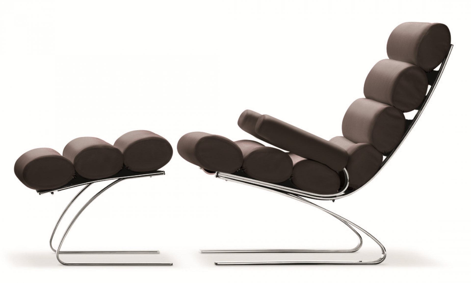 Brauner Cor Sinus Sessel mit Armlehnen und passendem Hocker auf verchromtem Gestell.