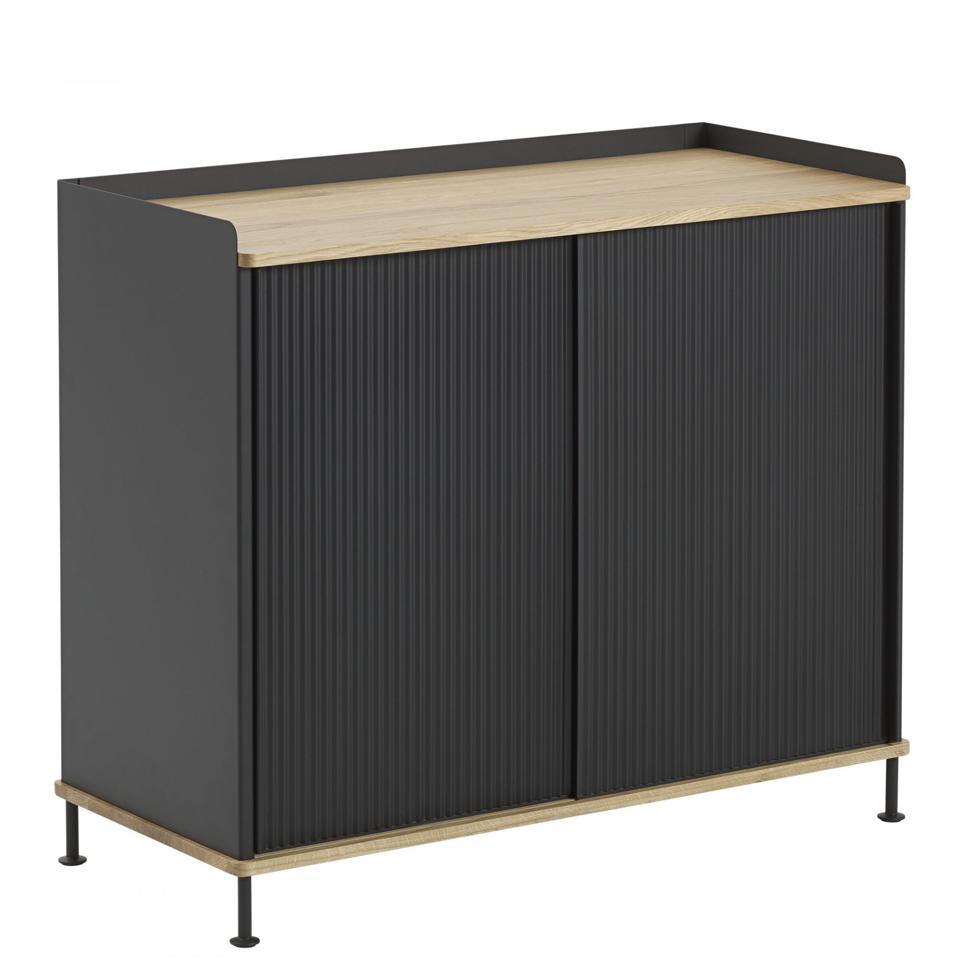 Enfold Sideboard Tall von Muuto, graues Sideboard mit Holzplatte und geriffelten Türen.