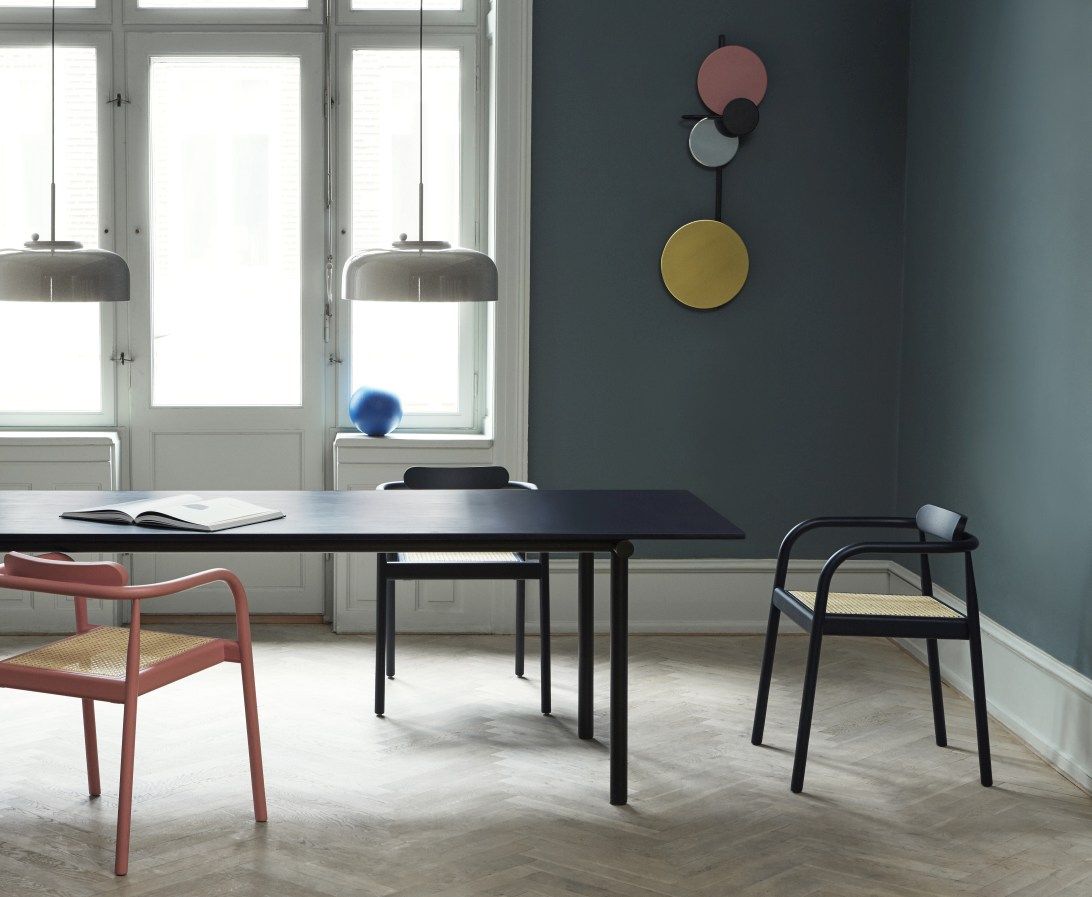 Esszimmer mit zwei Podgy Pendant Pendelleuchten von Please Wait to be Seated.