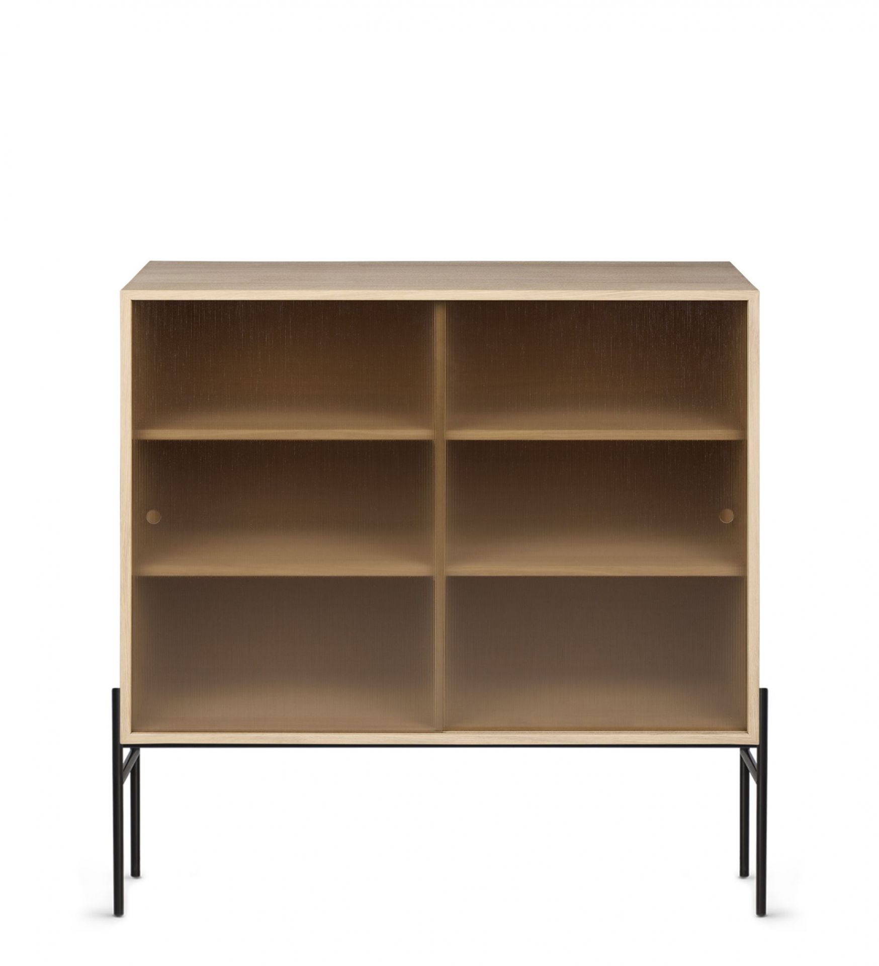 Helle Hifive Glasvitrine aus Eiche mit Schiebetüren und schwarzen Füßen. Moderne Vitrine für Wohnzimmer.