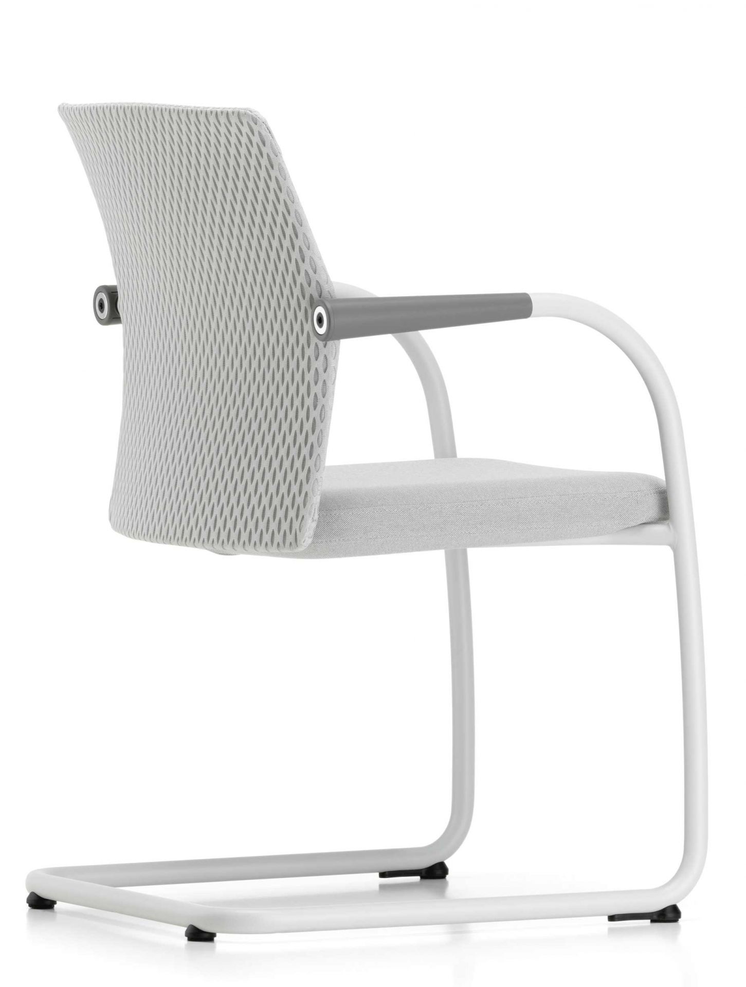 ID Visitor Mesh Freischwinger von Vitra in Weiß mit grauem Netzrücken und Armlehnen.