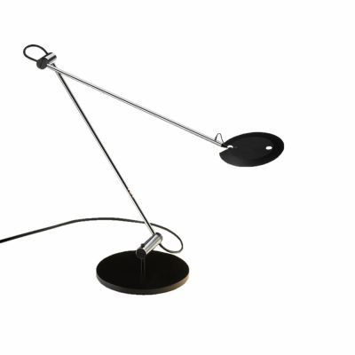 PINA LED Tischleuchte von Baltensweiler, moderne Schreibtischlampe mit schwarzem Fuß und verstellbarem Arm.