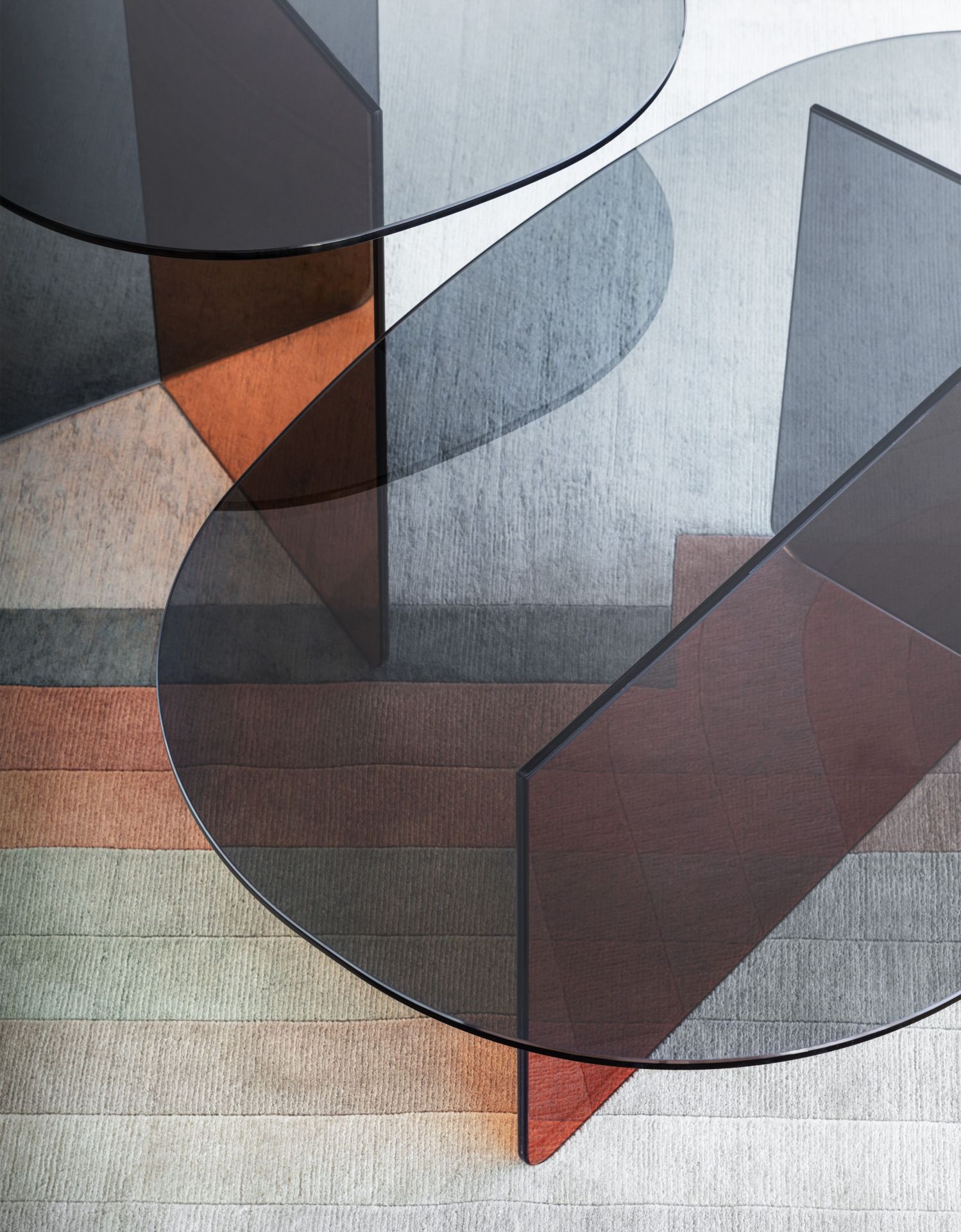 Detailaufnahme des Chap Couchtischs von Miniforms, Glasplatte, modernes Design, Beistelltisch für Wohnzimmer.