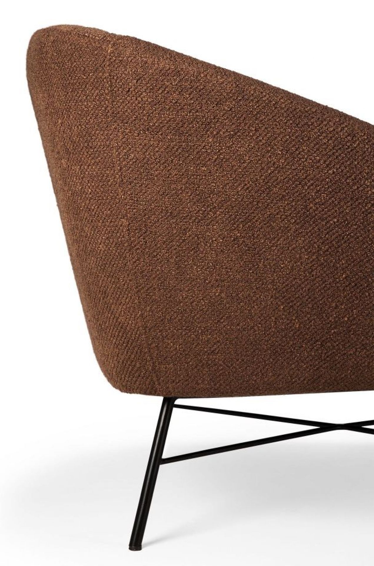 Detailaufnahme des Ethnicraft Sessels in Braun mit schwarzen Metallbeinen.