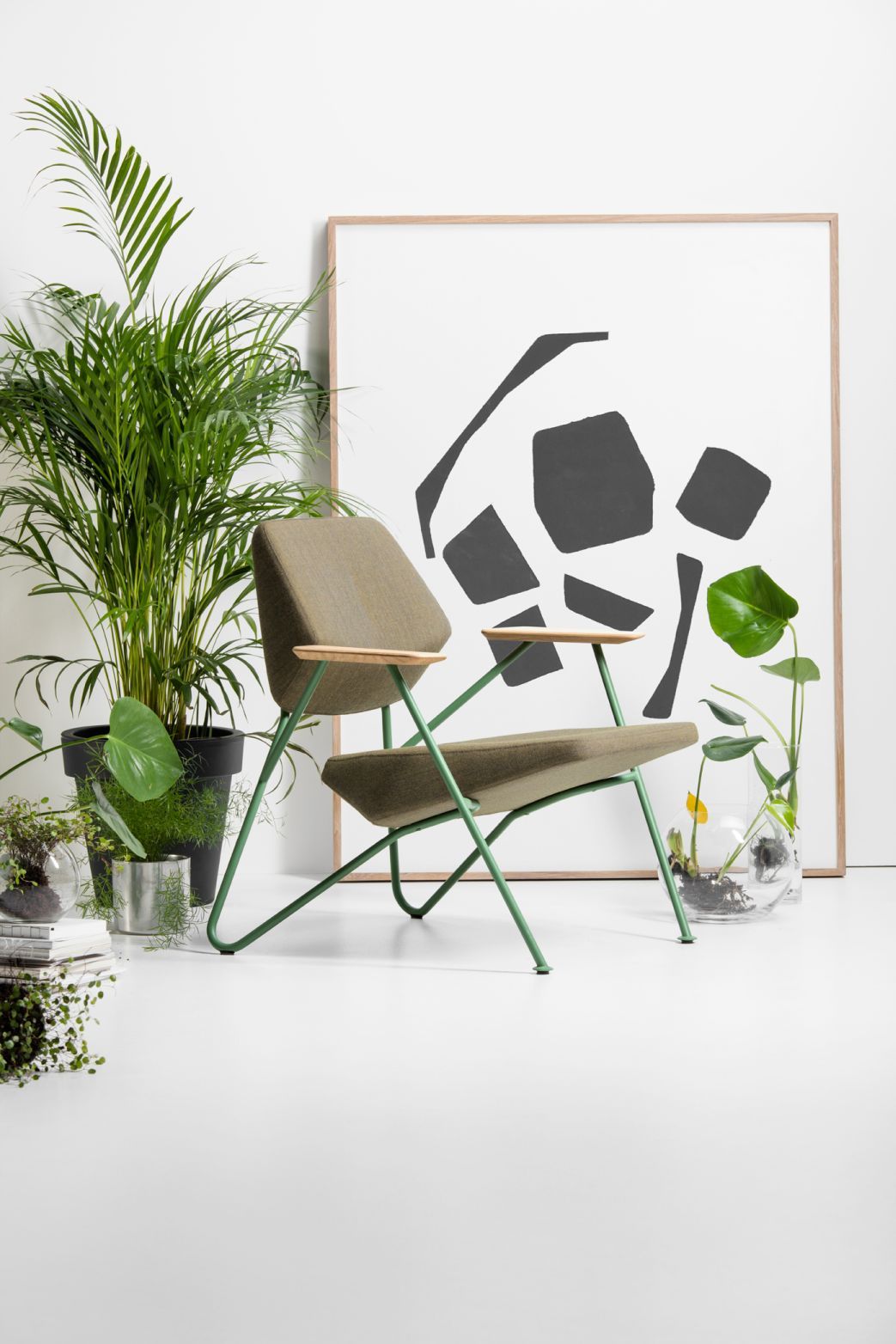 Grüner Polygon Sessel von Prostoria, ein moderner Indoor & Outdoor Sessel mit Holzarmlehnen.