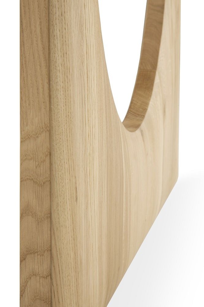 Detailaufnahme des Ethnicraft Geometric Esstischs: Geölte Eiche mit einzigartiger, geometrischer Form. Hochwertiger Holztisch für Esszimmer.