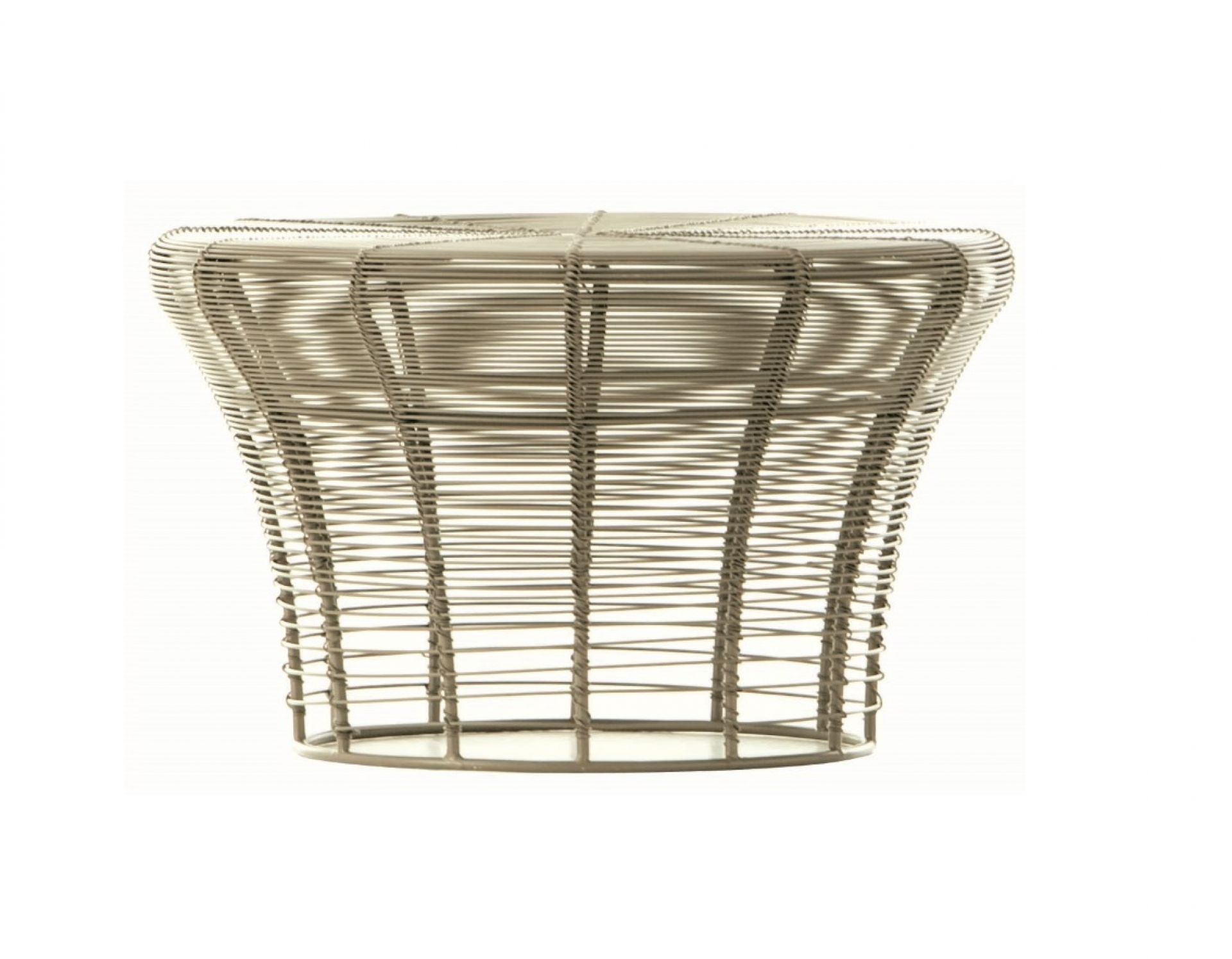 Aram Hocker GAN in Sand: Moderner, drahtartiger Beistelltisch für Wohnzimmer und Garten.