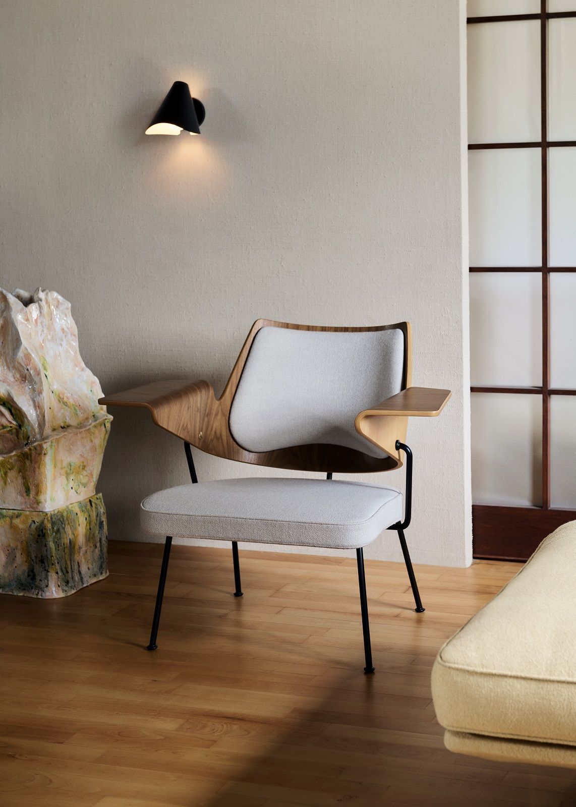 RFH Robin Day Sessel: Eleganter Lounge Chair mit Holzrahmen und hellgrauem Stoffbezug. Designklassiker für Wohnzimmer.