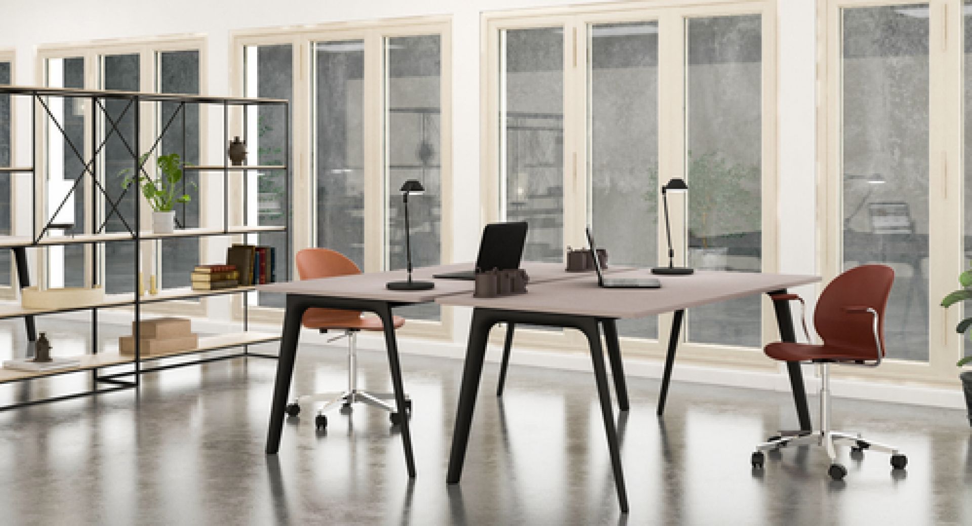 Büro mit Fritz Hansen Planner Regal, Schreibtisch, Bürostühlen und großen Fenstern. Modernes Raumdesign.