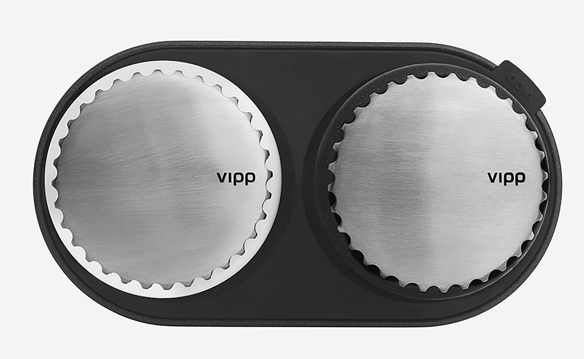 Vipp Salz- und Pfeffermühle aus Edelstahl und Gummi, modernes Küchendesign für Gewürze.
