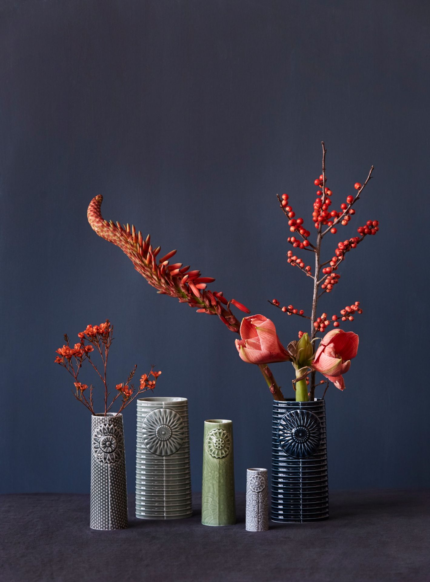 Pipanella Flower Curry Vase Mini: Keramikvasen in verschiedenen Farben mit floralen Mustern und Blumen.