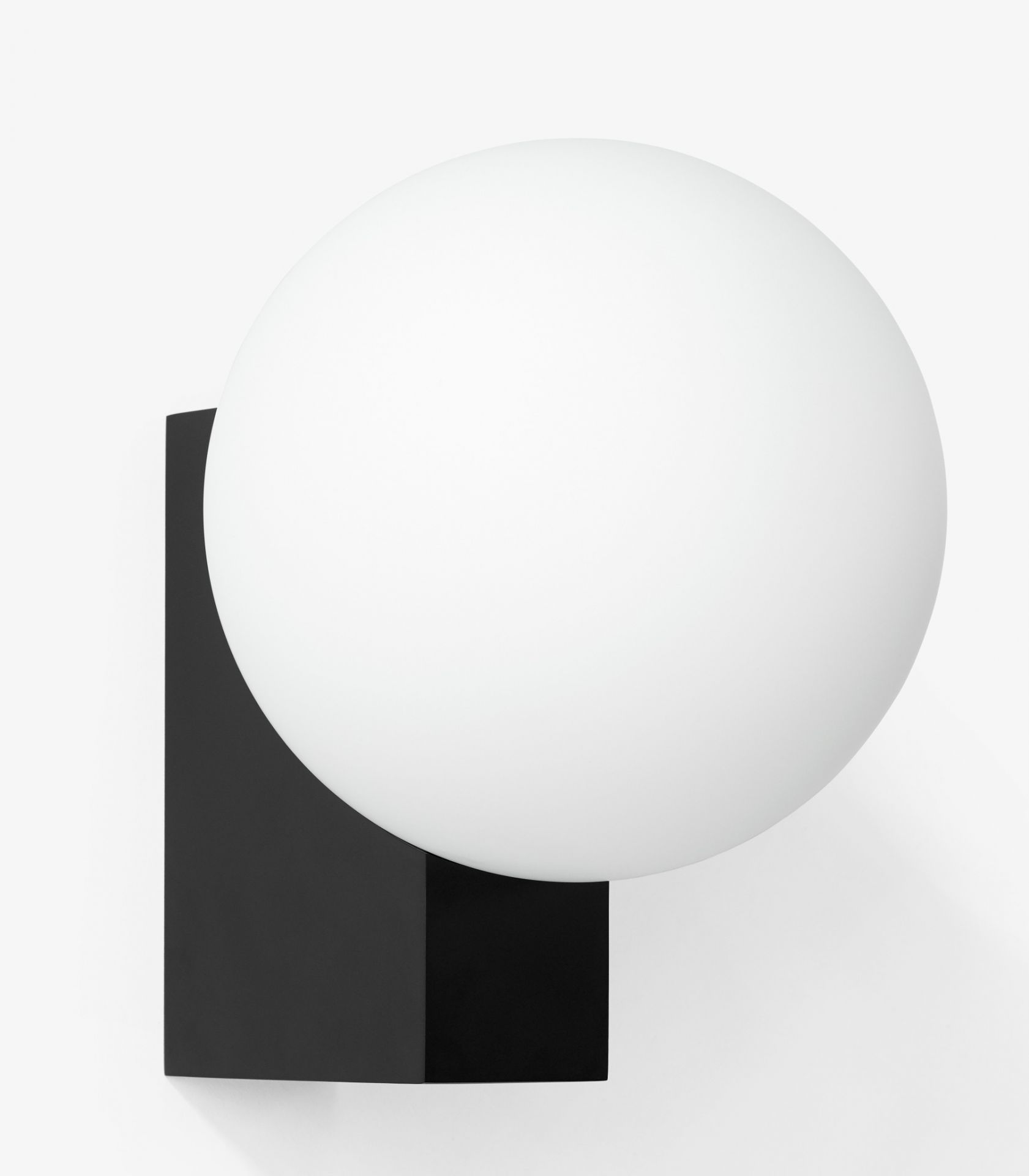 Journey Wandleuchte von AndTradition: Runde, weiße Lampe auf einem schwarzen, rechteckigen Sockel.