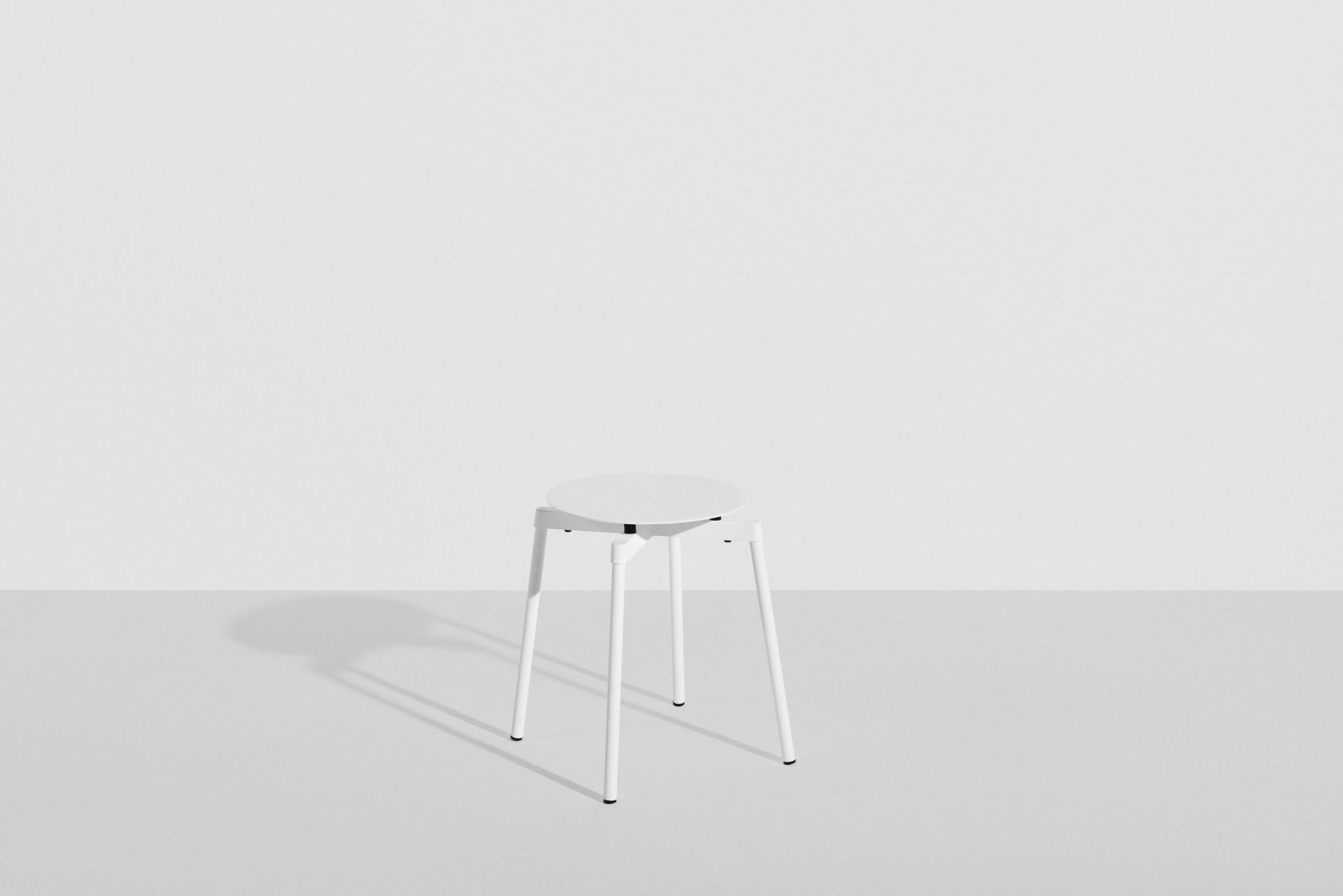 Weißer Fromme Hocker von Petite Friture: Minimalistischer, runder Hocker mit drei Beinen für modernes Wohnen.