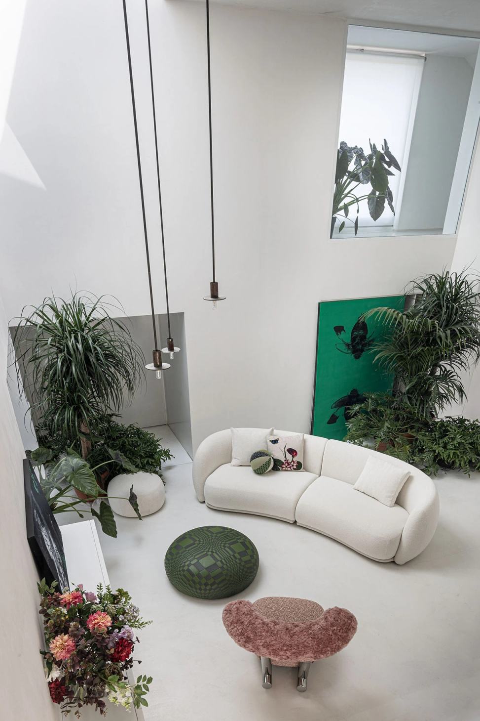 Pacific Sofa von Moroso: Weißes, modernes 3-Sitzer Sofa in einem hellen, begrünten Wohnraum.