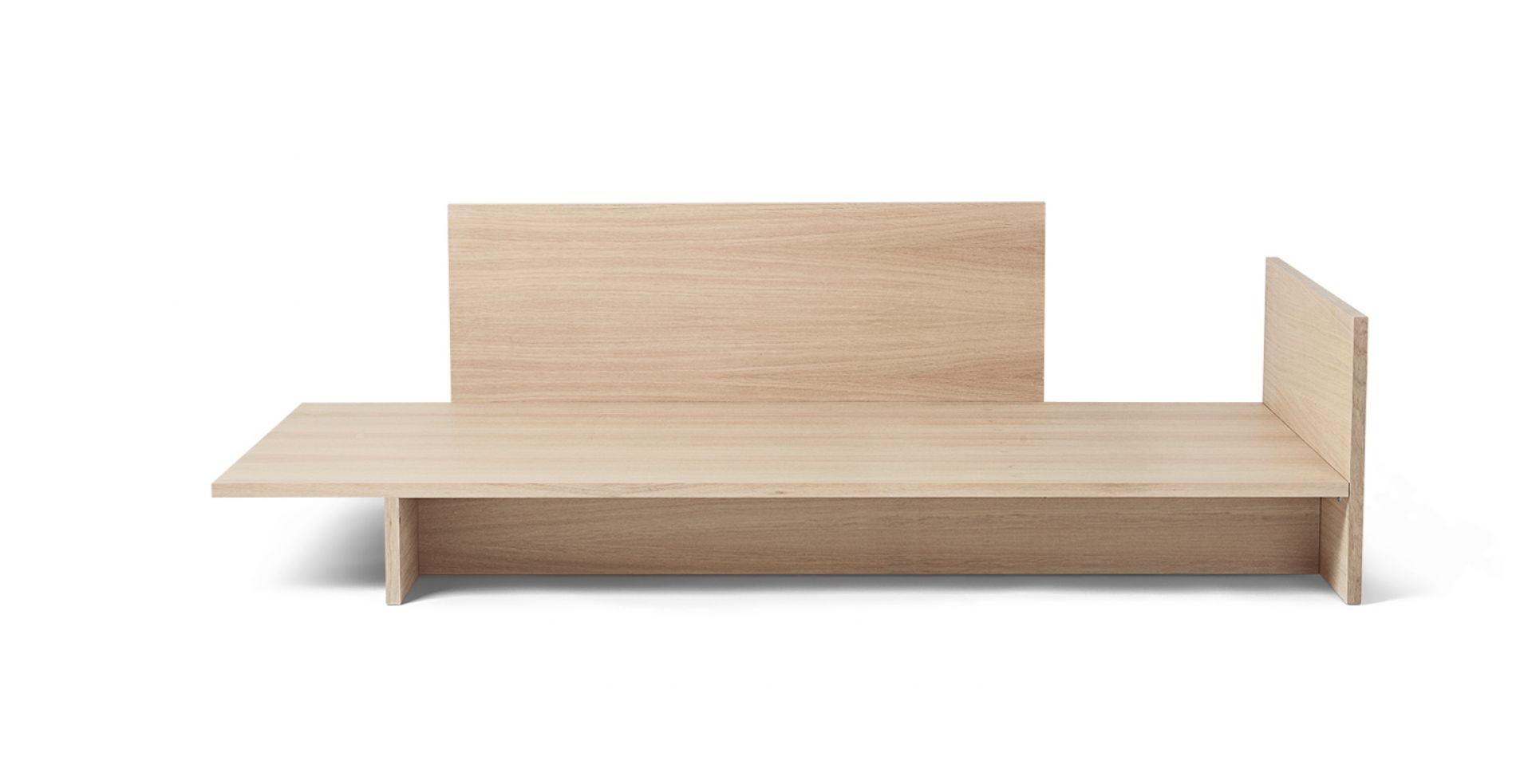 Kona Bett von Ferm Living aus hellem Eichenholz, minimalistisches Design für Schlafzimmer.
