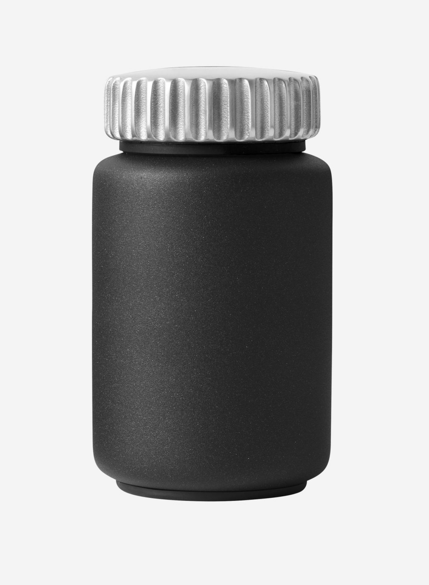 Schwarze Vipp Salz- und Pfeffermühle mit geriffeltem silbernem Deckel auf weißem Hintergrund.