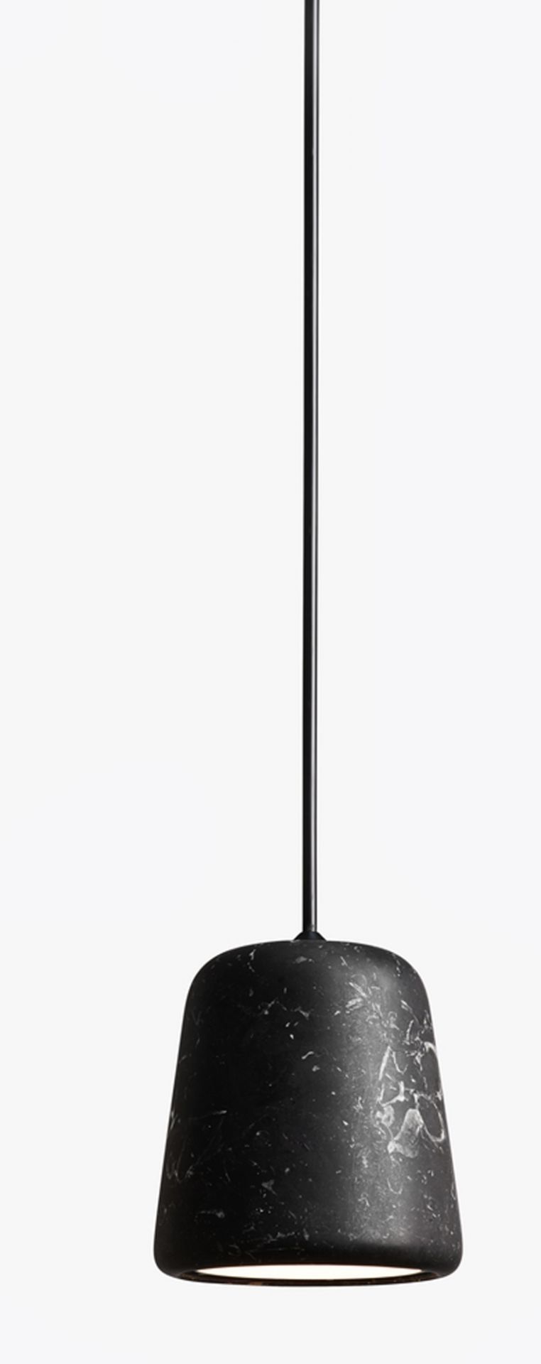 Schwarze Material Pendant Pendelleuchte aus Marmor von New Works, moderne Hängelampe für Wohnzimmer und Esszimmer.