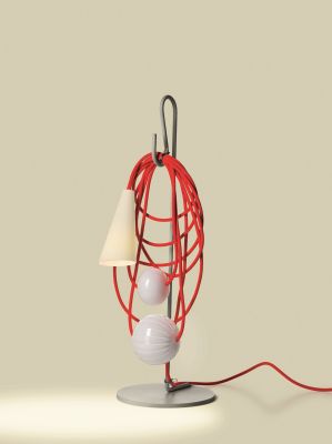 Filo Tischleuchte von Foscarini in Eastern Coral: Designlampe mit rotem Kabel und Kugeln.