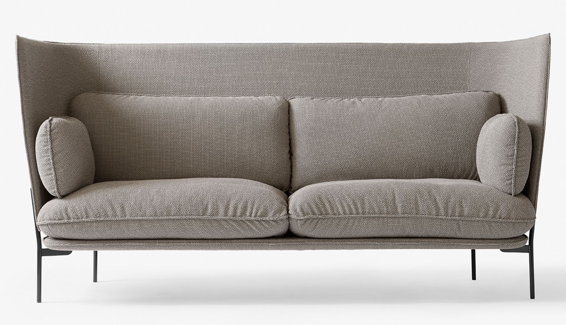 Graues Cloud Sofa mit hoher Rückenlehne, 3-Sitzer, Stoffbezug und schwarzen Füßen.