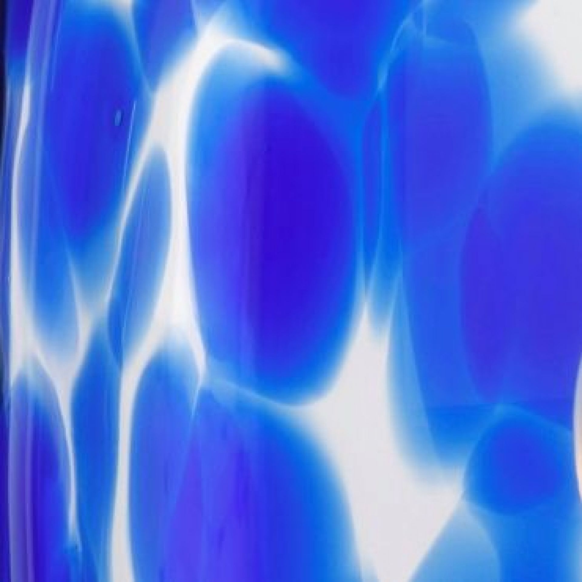 Detailaufnahme: Blaue Flakes Tischleuchte mit weißem Muster, moderne Lampe für Wohnzimmer und Schlafzimmer.