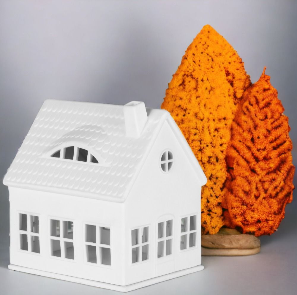 Weißes Lichthaus Gaubenhaus von Räder mit Gaube, Schornstein und Fenstern, stimmungsvolle Dekoration für Weihnachten.