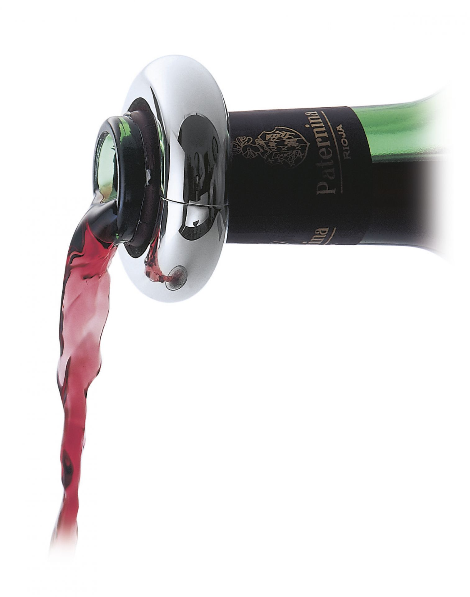 Luca Weinset: Rotwein wird durch den verchromten Ausgießer in ein Glas gegossen. Weinzubehör für stilvollen Genuss.