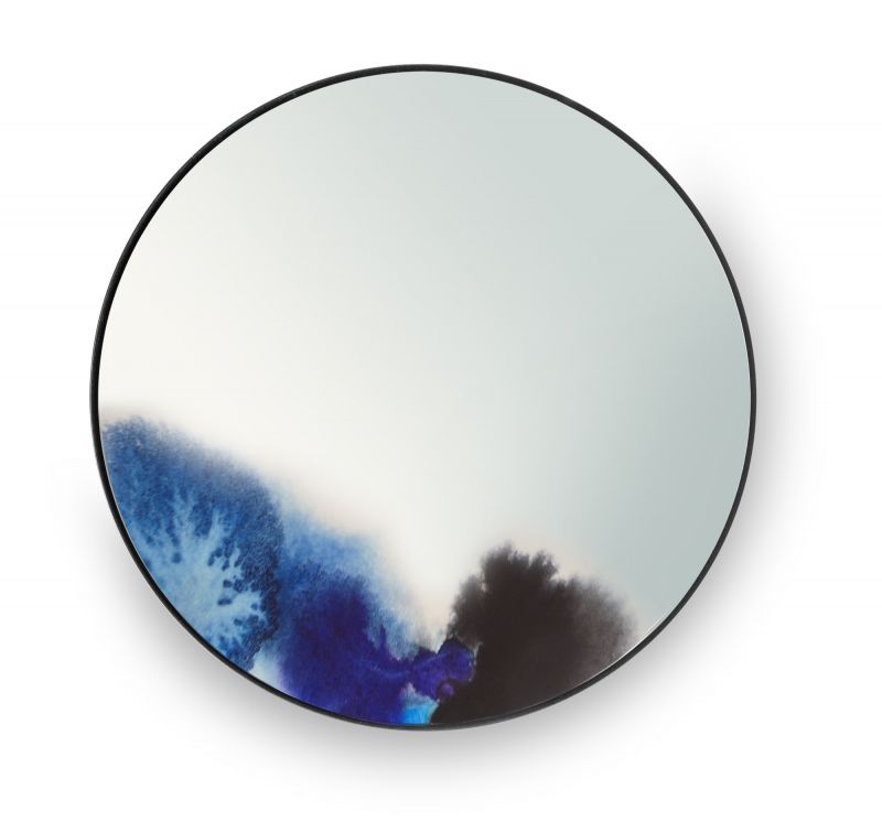 Francis Wandspiegel: Runder Spiegel mit blau-schwarzem Aquarellmuster und schwarzem Rahmen, modernes Design für Wanddekoration.